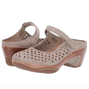 Realtor Women's Rialto Vienna Mary Jane Clog Sandals Color Taupe Size 9.5M